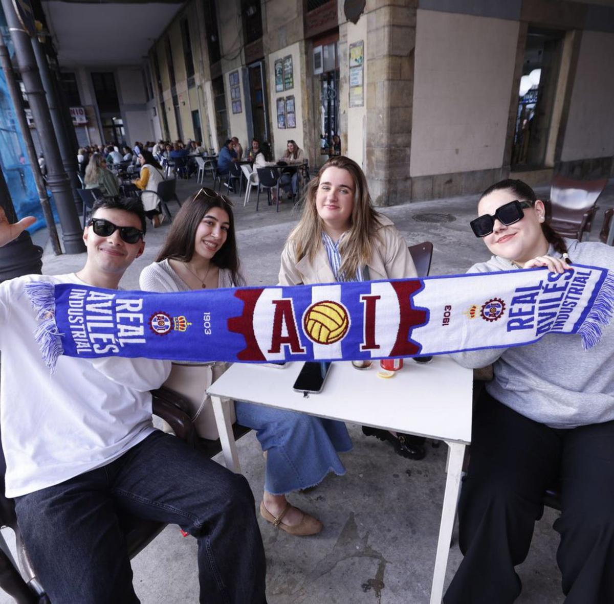 Avilés se tiñe de blanquiazul