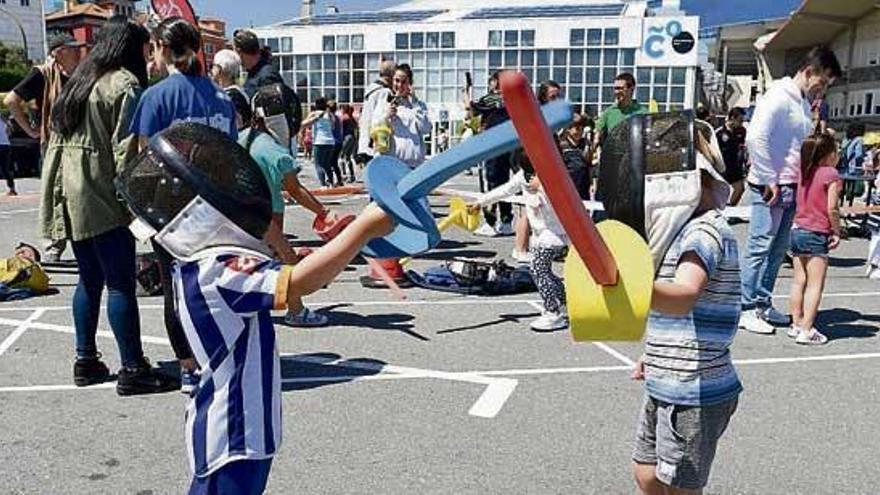 Dos niños practican esgrima en el Día del Deporte en la calle del año pasado. víctor echave