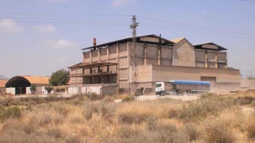 Imagen de la antigua fábrica de azufre de San Vicente, situada en las proximidades del barrio de El Tubo.