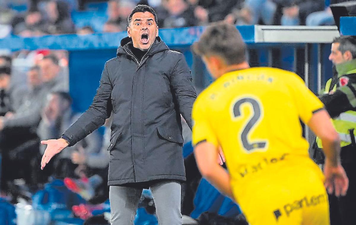 Míchel demana explicacions a Rincón en un moment del partit.