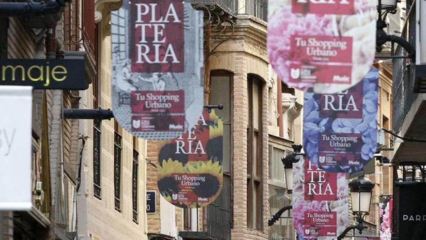 Transeúntes en una calle comercial de Murcia.