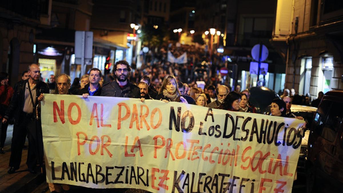 Cientos de personas se manifiestan en contra de los desahucios, el viernes en Barakaldo.