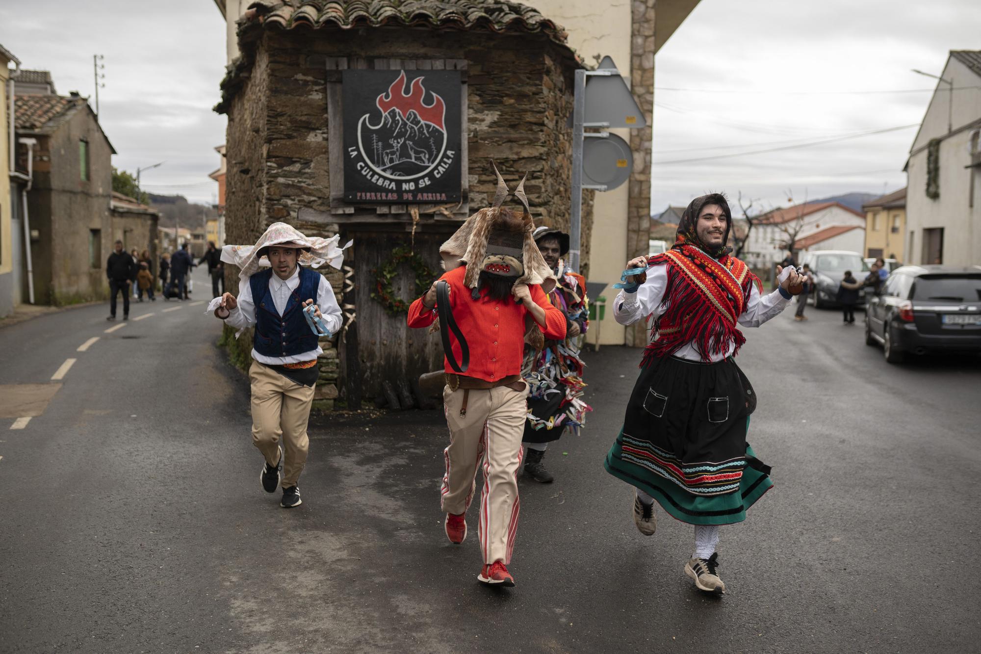 GALERIA | La Filandorra resurge entre las cenizas en Ferreras de Arriba