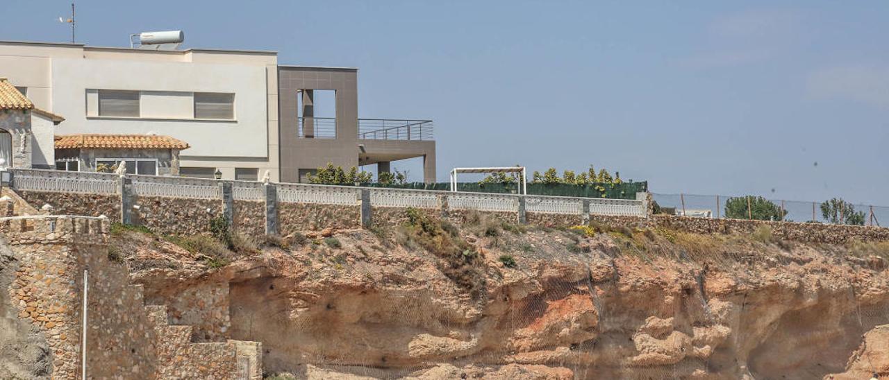 Los muros y terrenos de las viviendas junto al mar han quedado al borde de los taludes, como esta de Cala Capitán.