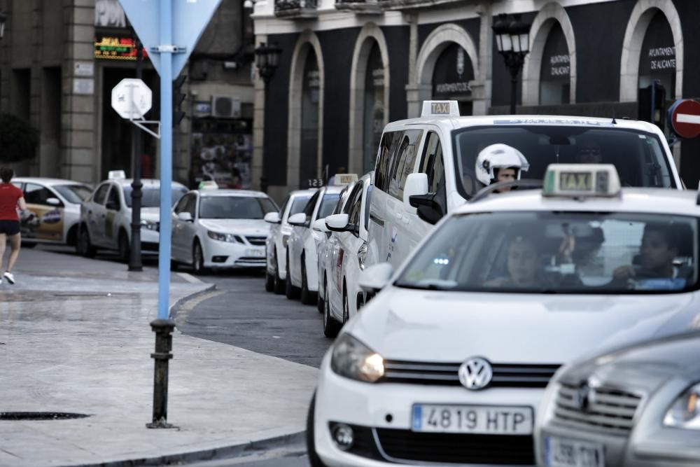 Los taxistas colapsan el centro de Alicante