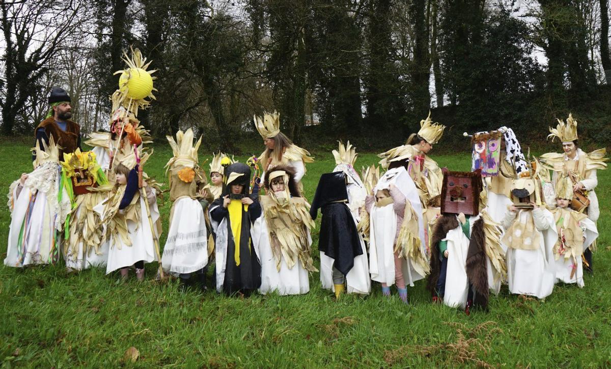 O alumnado de Donramiro, vestido con carochas de millo.