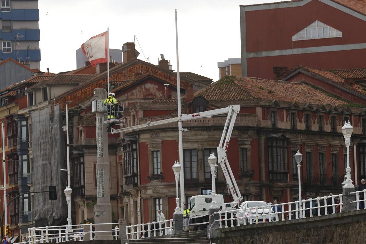 Los trabajos para arreglar el reloj de la Escalerona, en imágenes