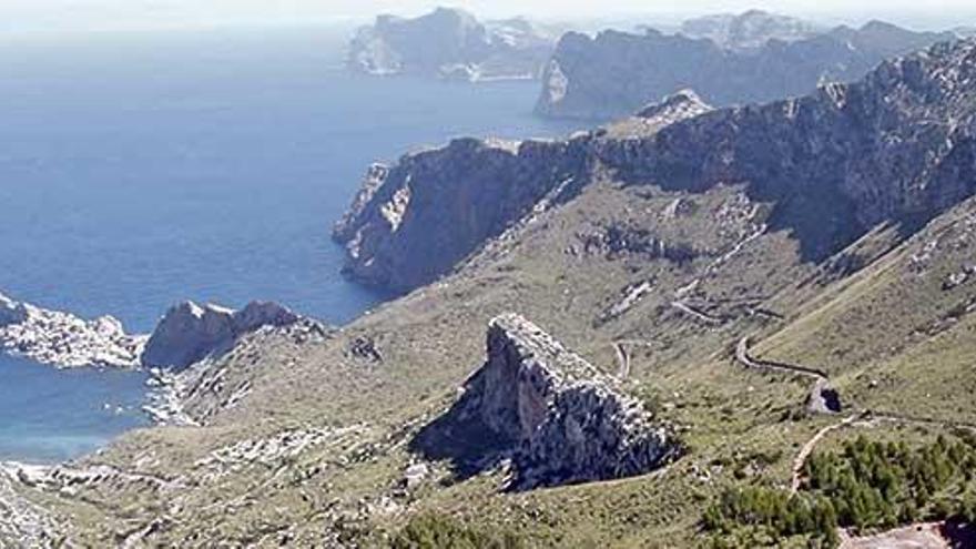 El auto del TSJB prohíbe el acceso a las zonas de Cala Castell y el Castell del Rei, marcadas como zonas de exclusión por el PORN de la Serra.