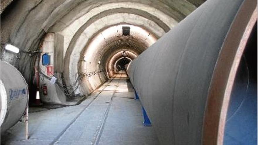 Túnel i canonada de connexió de les xarxes d&#039;aigües del Ter i el Llobregat, a Collserola.