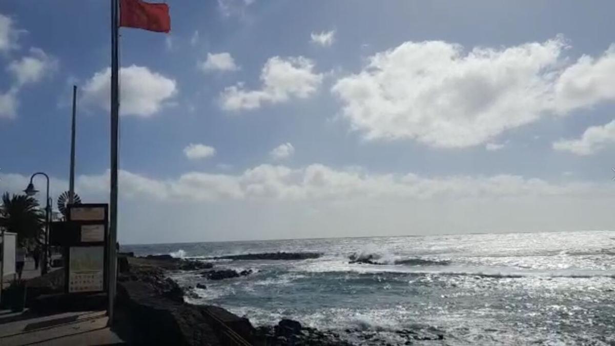 Temporal de mar en la playa de El Jablillo, en Costa Teguise (20/11/2022)