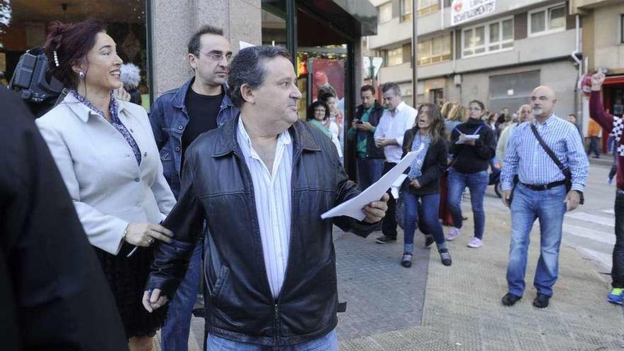 Dos miembros de la comitiva judicial notifican un desahucio, en 2013, en A Coruña.