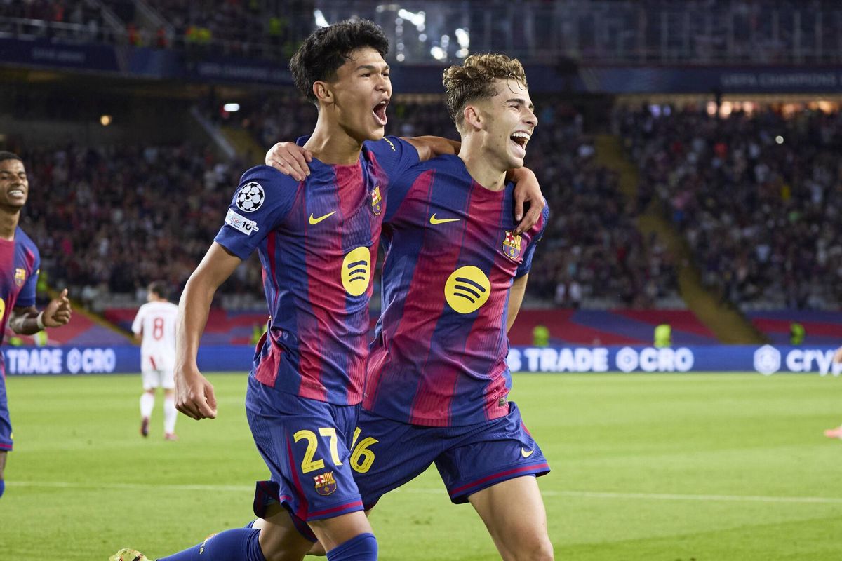 Dro and Fermín hug after one of Huelva's goals against Olympiacos