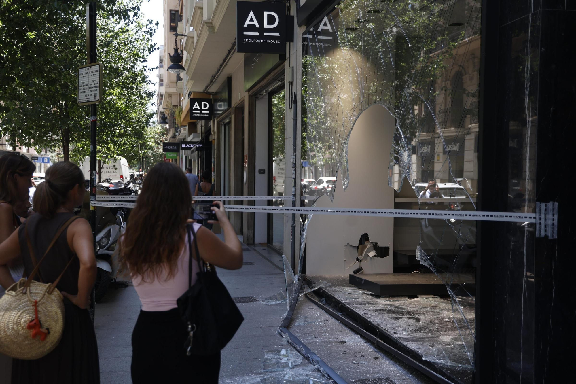 Así ha quedado la tienda Chapeau, en València, tras el alunizaje