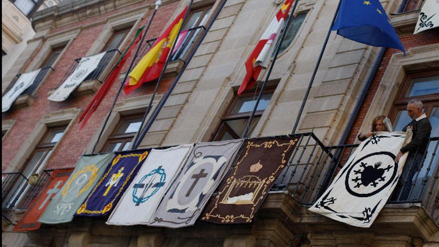 Colocación de reposteros en el Ayuntamiento de Zamora.