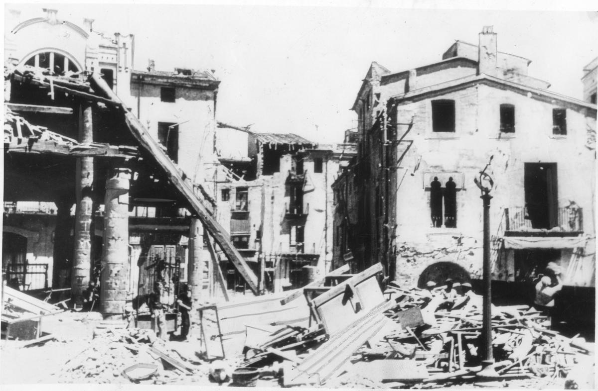 Estado en que quedaron los edificios de la plaza de la Porxada de Granollers tras el bombardeo del 31 de marzo de 1938.