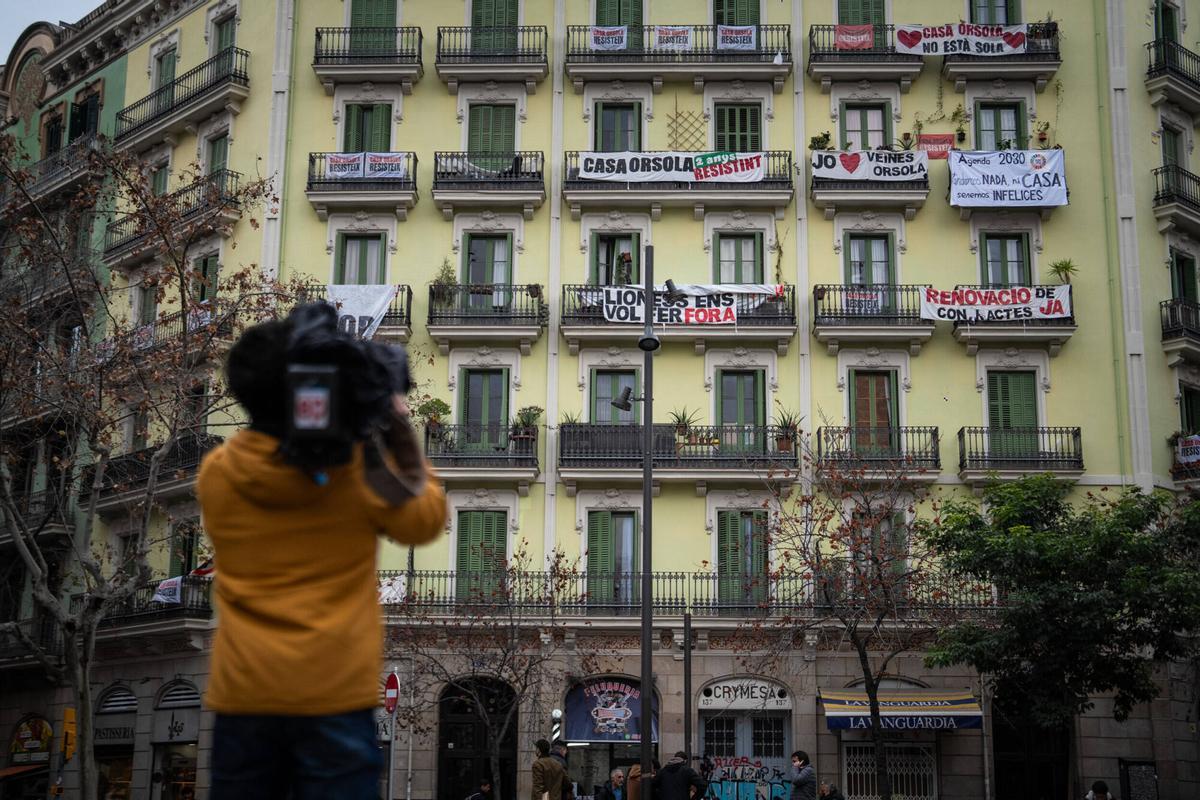 La Casa Orsola, repleta de pancartas contra las órdenes de desahucio que llevaron al ayuntamiento y Hàbitat 3 a adquirir la finca.