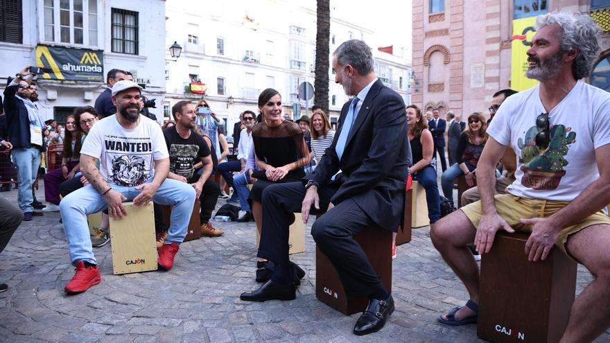 Los Reyes se animan a participar en una &#039;cajoneada&#039; en el Congreso de la Lengua