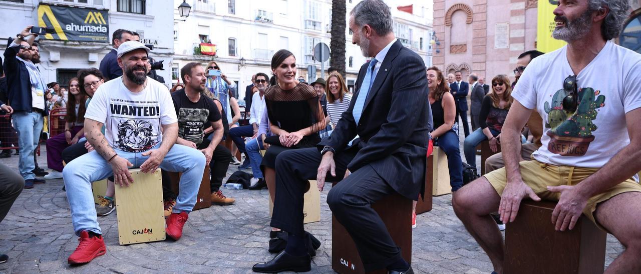 Los Reyes se animan a participar en una cajoneada en el Congreso de la Lengua