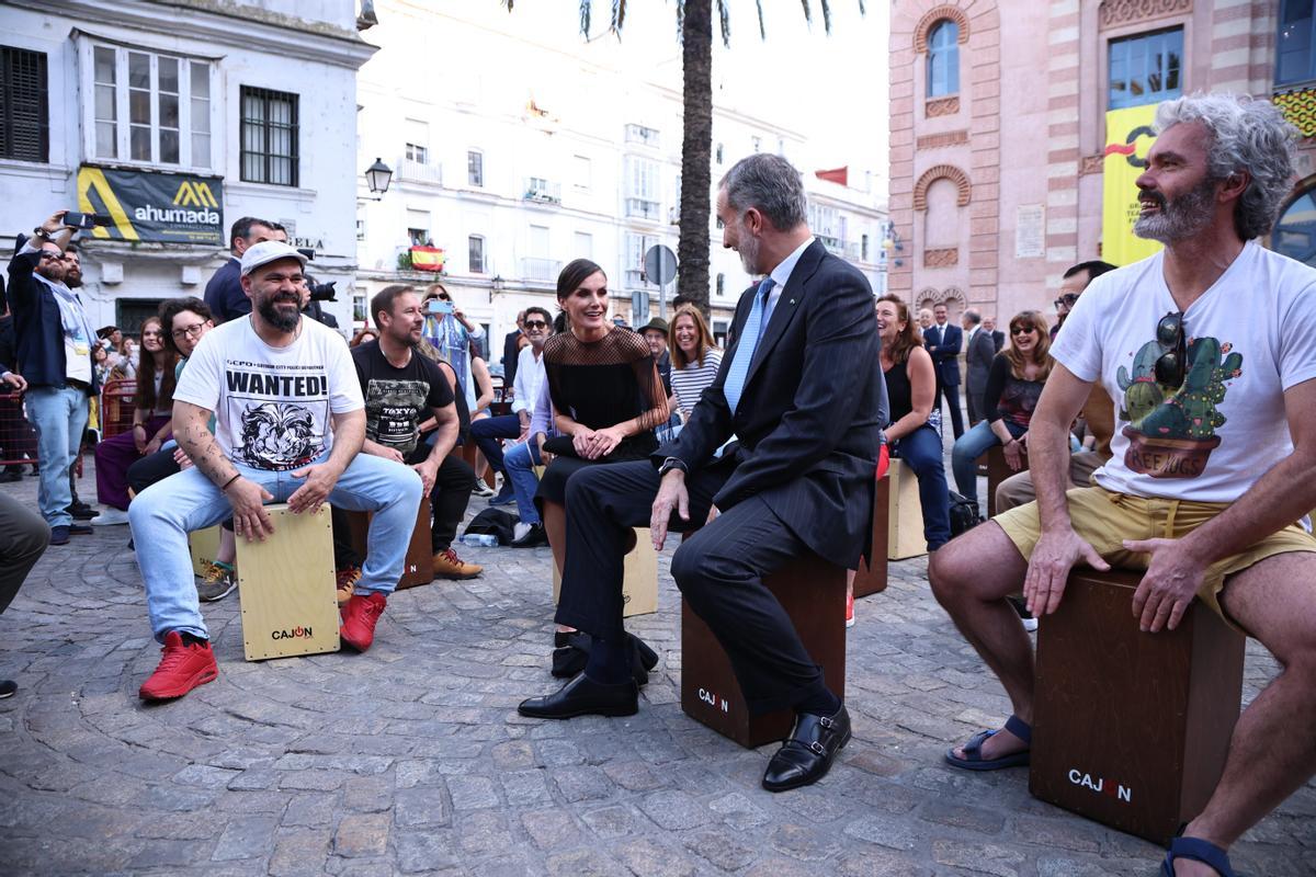 Los Reyes se animan a tocar el cajón en el Congreso de la Lengua en Cádiz. 