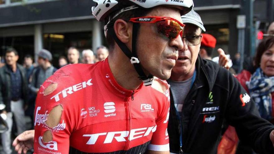 Alberto Contador, al llegar a meta con las señales de sus caídas en el maillot.