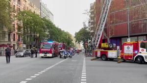 Vistós incendi en un bloc d’oficines del carrer Aragó de Barcelona