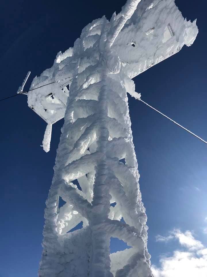 La cruz del Picu Pienzu, congelada