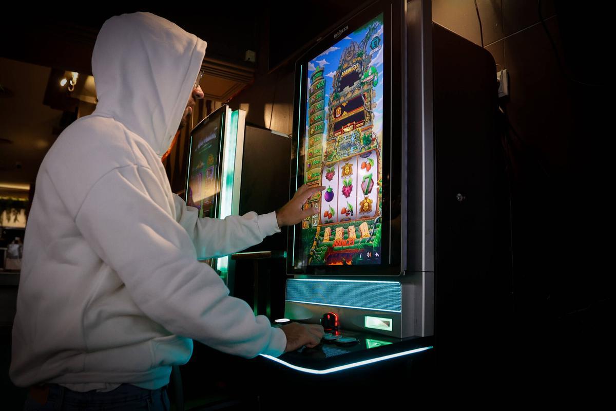 Juegos de azar, tragaperras, apuestas deportivas, niños jugando a video consolas, adicción al juego