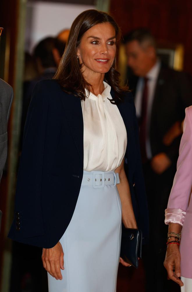 El look de la reina Letizia, con falda lápiz de Hugo Boss y americana al estilo 'it girl'