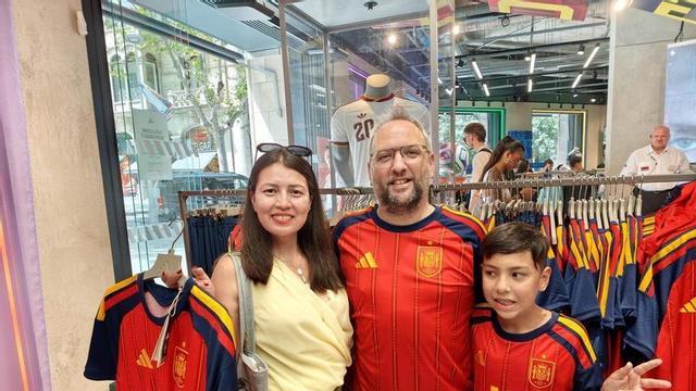 La família Juárez, a la recerca de samarretes per veure el partit.