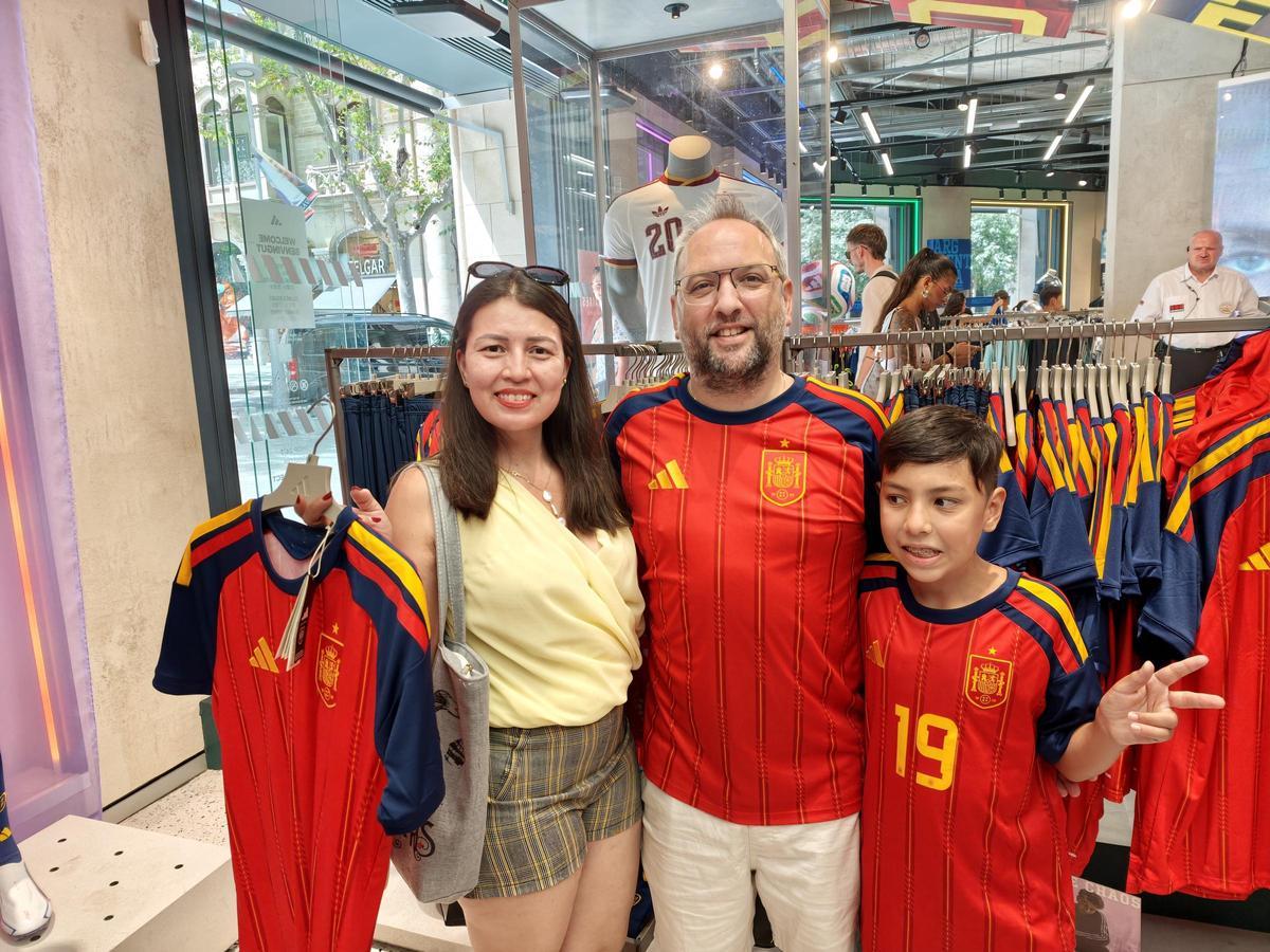 La familia Juárez, en busca de camisetas para ver el partido.