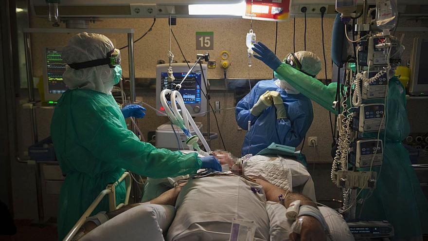 Sanitarios atienden a un enfermo de COVID en el hospital Povisa en la primera ola. |   // M. RIOPA