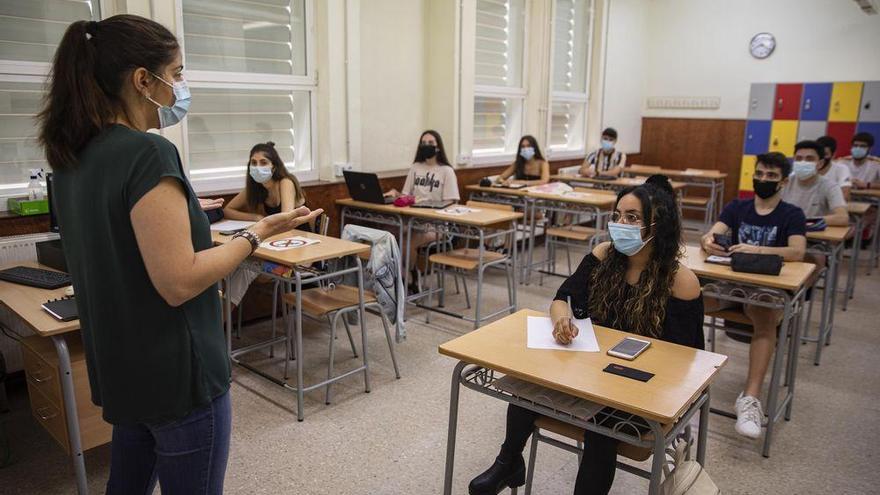 Escola pide garantizar el 50% de docencia en valenciano en los institutos con el plan plurilingüe