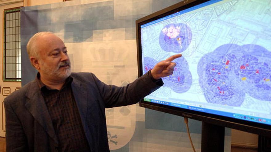 Mario López Rico señala el plan de actuación en el mapa.