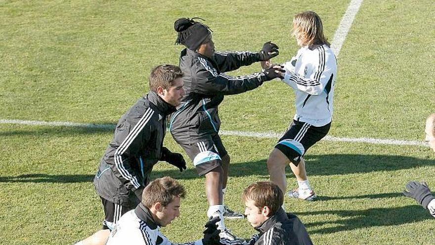 Los jugadores del Real Madrid, durante el entrenamiento de ayer.