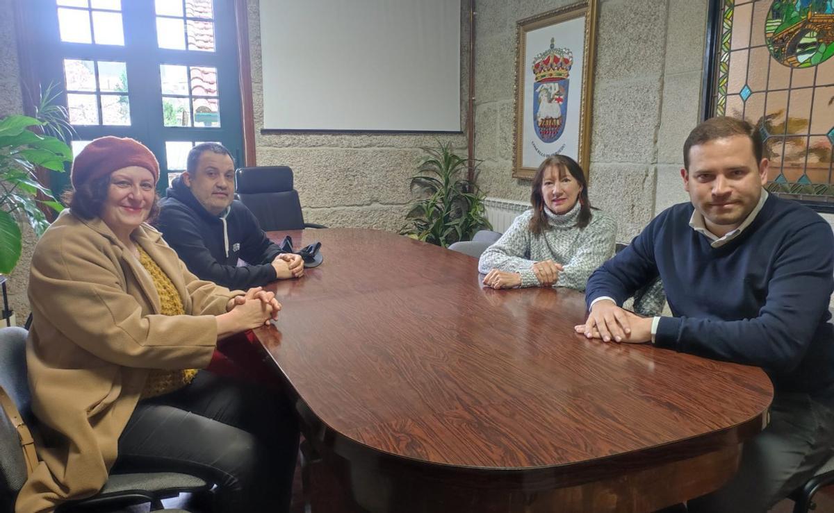 Representantes de la plataforma, reunidos ayer con Jorge Cubela.  | FIRMA