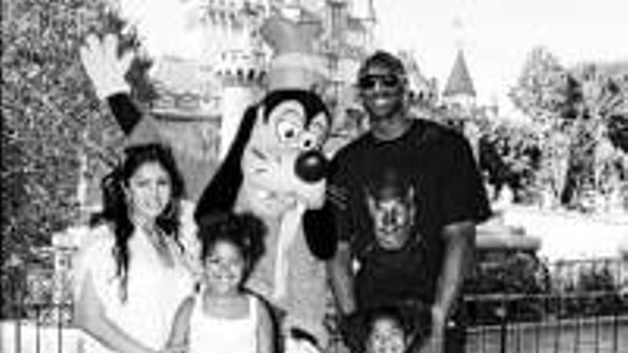 Kobe Bryant: EL JUGADOR DE BASQUET VA CON SU FAMILIA A DISNEYLAND