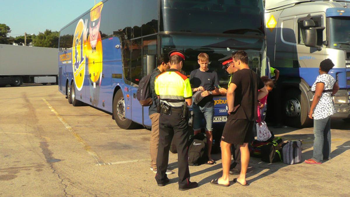 El autocar de Megabus en la estación de servicio de Maçanet de la Selva.