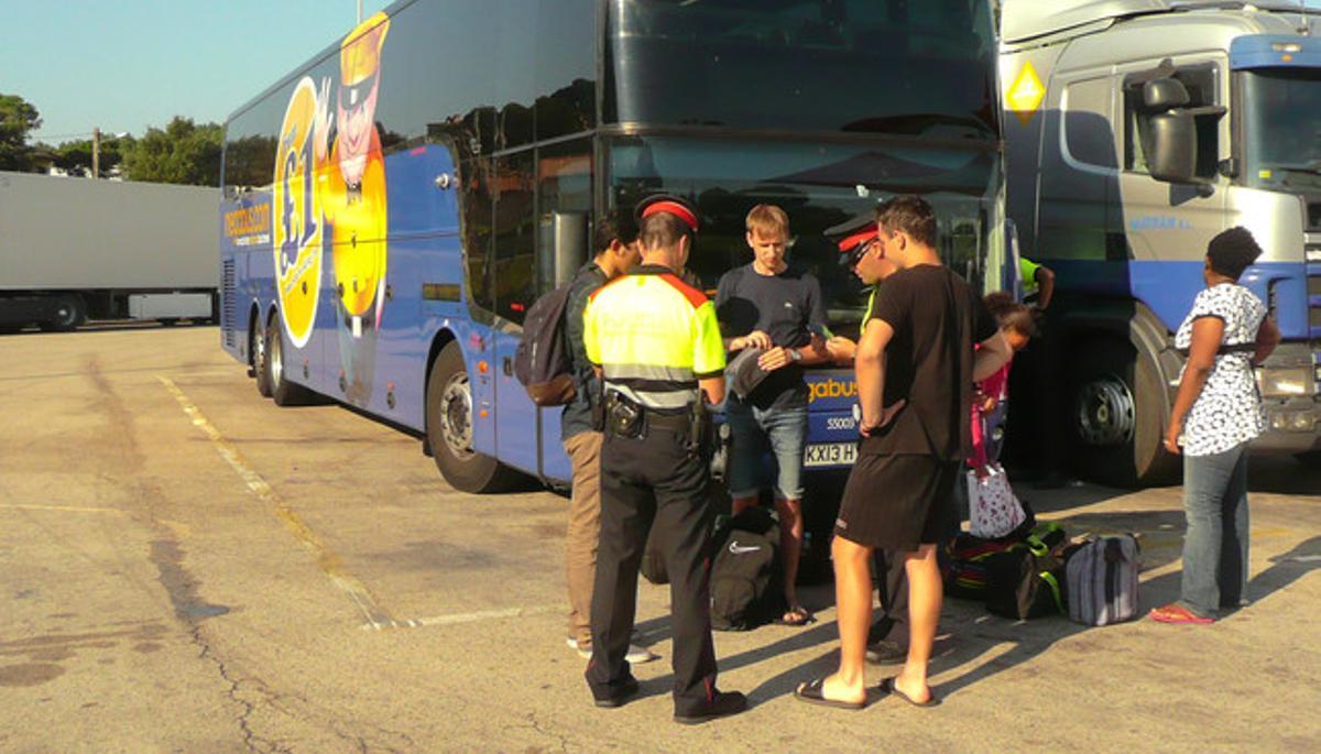 L’autocar de Megabus bloquejat sense conductor a l’estació de servei de Maçanet de la Selva. L’autocar de Megabus bloquejat sense conductor a l’estació de servei de Maçanet de la Selva.