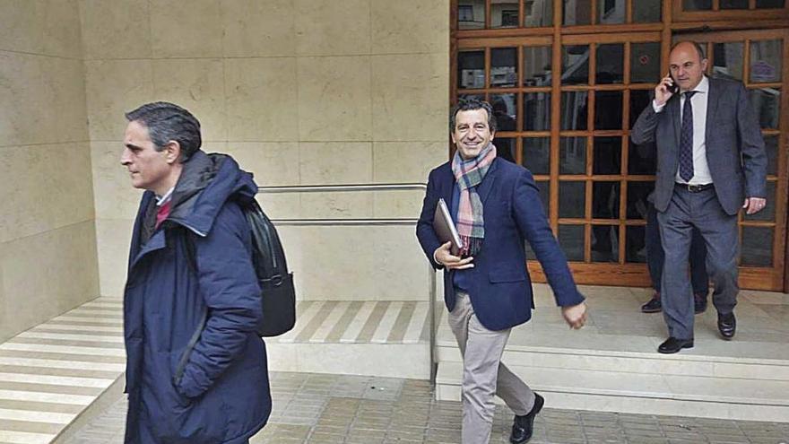 MarÃ­ BossÃ³, Biel Company y Vicent MarÃ­, el pasado viernes a la salida de la sede del PP de Eivissa.