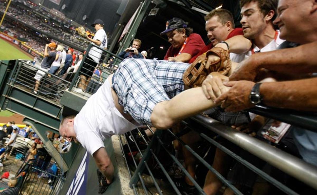Un home intenta capturar una pilota de bàsquet durant un partit a Phoenix, Arizona.