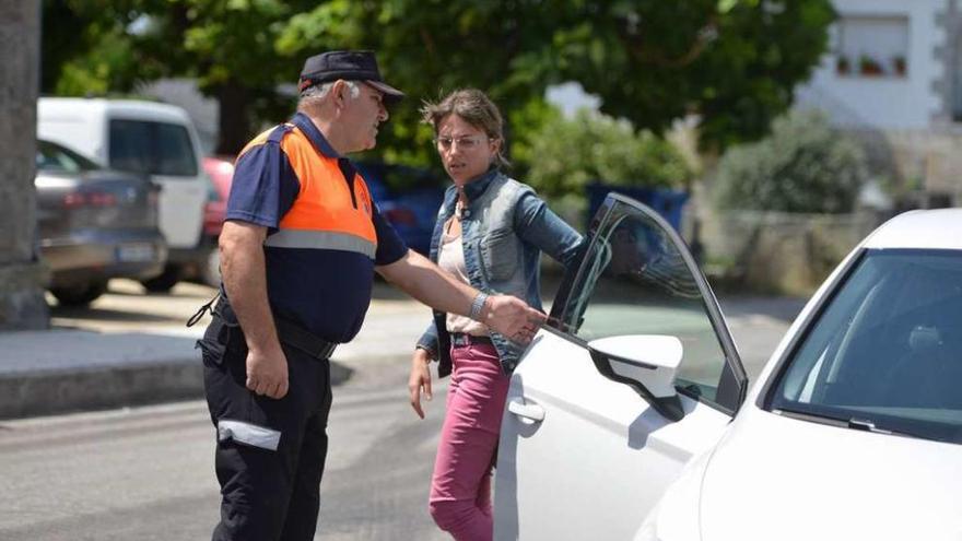 La alcaldesa, Luisa Piñeiro, acercándose al lugar de los hechos. // Gustavo Santos