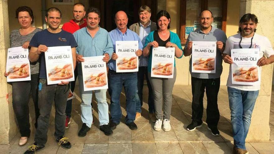 Restauradores junto al alcalde de Montuïri.