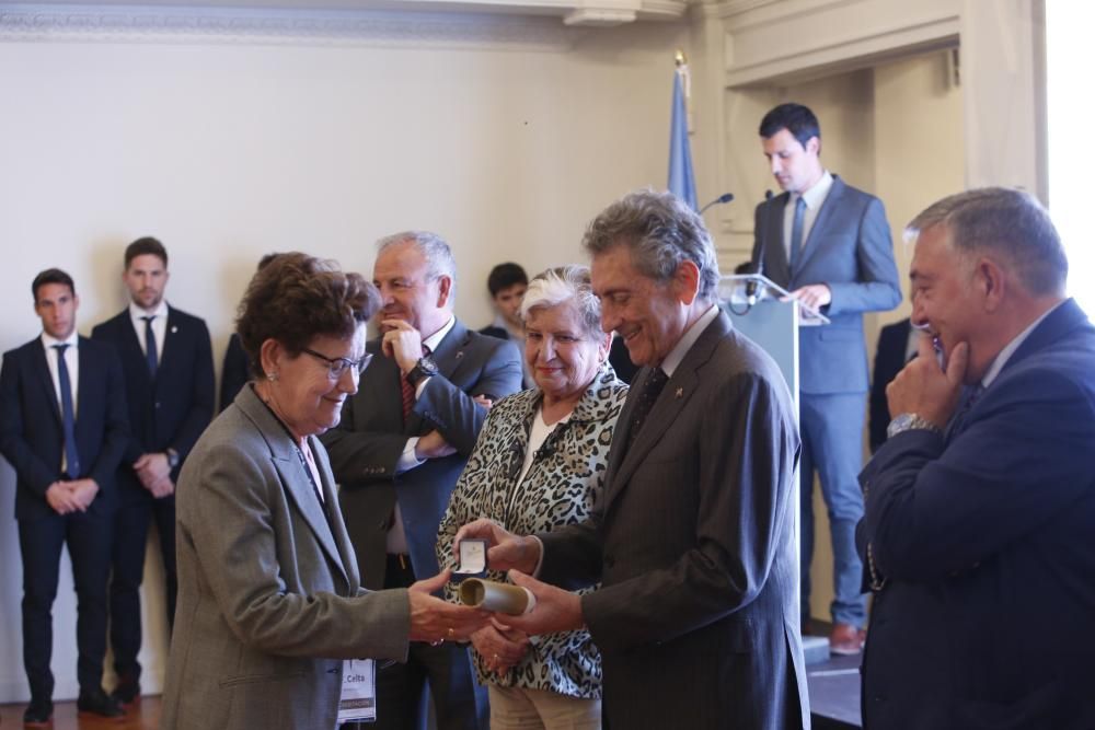 El acto de entrega de las insignias de oro a los socios del Celta // R. Grobas