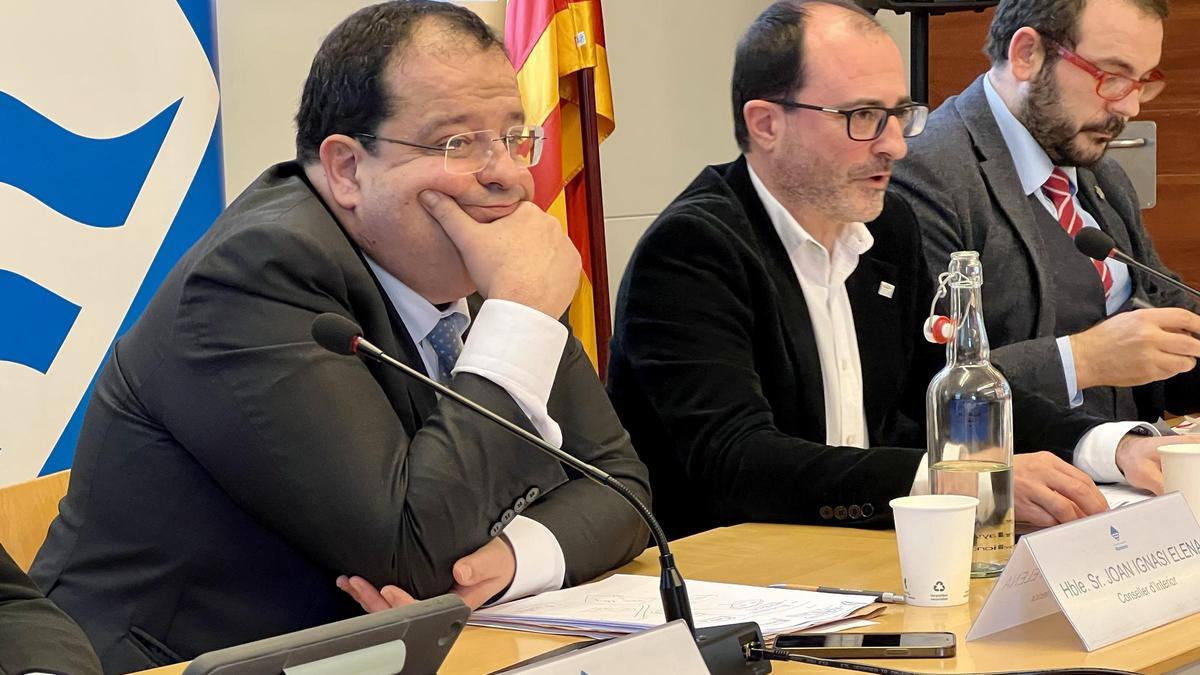 El 'conseller' Elena, el presidente del Consell Comarcal del Maresme, Francesc Alemany, y el alcalde de Mataró, David Bote, durante la reunión en que se ha aprobado la creación de la Junta Comarcal de Seguridad del Maresme