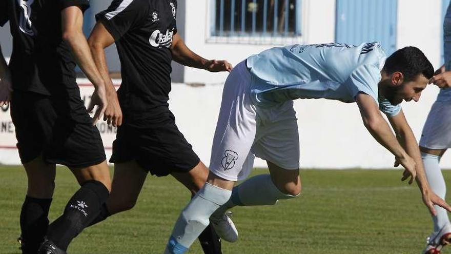 Luismi y Pablo Suárez, ayer, ante un jugador del Viveiro.