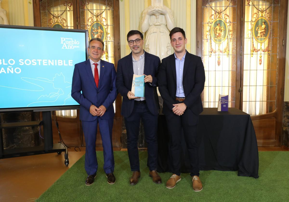 El alcalde de Aguaviva, Aitor Clemente, junto a Juan Antonio Sánchez Quero, presidente de la Diputación Provincial de Zaragoza, y Fernando Samper, director de Desarrollo Eólico y Solar de Forestalia.