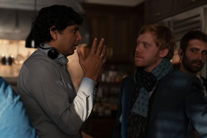 El director de 'Servant', M. Night Shyamalan y el actor británico