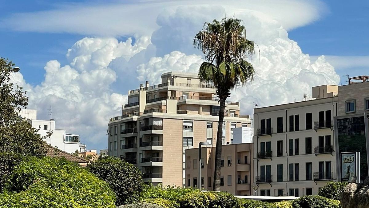 Von Palma aus am 8.9. um 14.43 fotografierte Wolkenberge im Nordosten von Mallorca