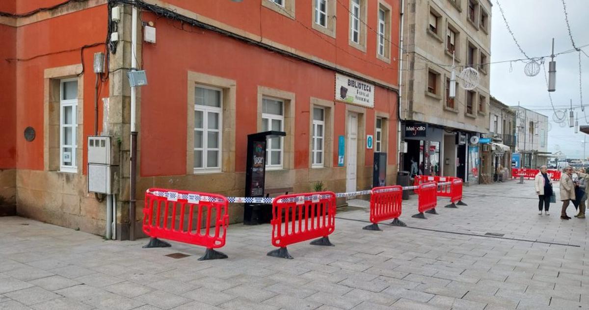 Vallado preventivo de uno de los laterales del concello. | FDV