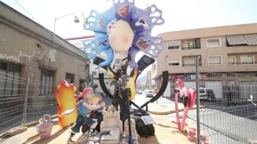 La Falla Oficial de 2011 fue plantada en el Alminar gracias a la colaboración de dos artistas.